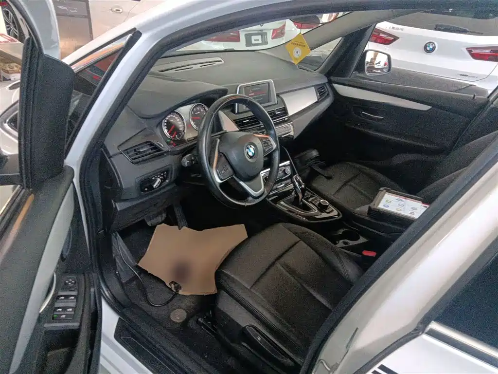 BMW 2 Series multifunctional Station wagon 2019 220i leading model