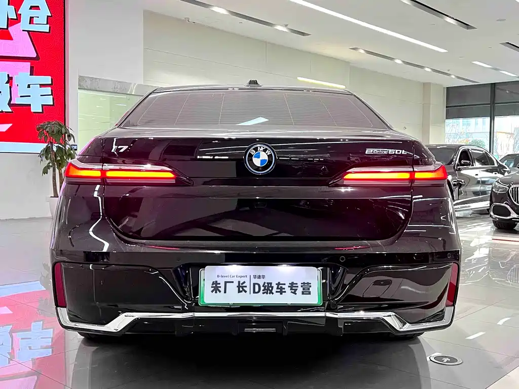 BMW i7 2023 eDrive50L leading M sports suit