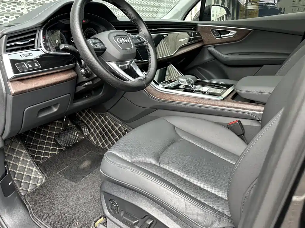 Audi Q7 2023 model 55 TFSI quattro S line sporty