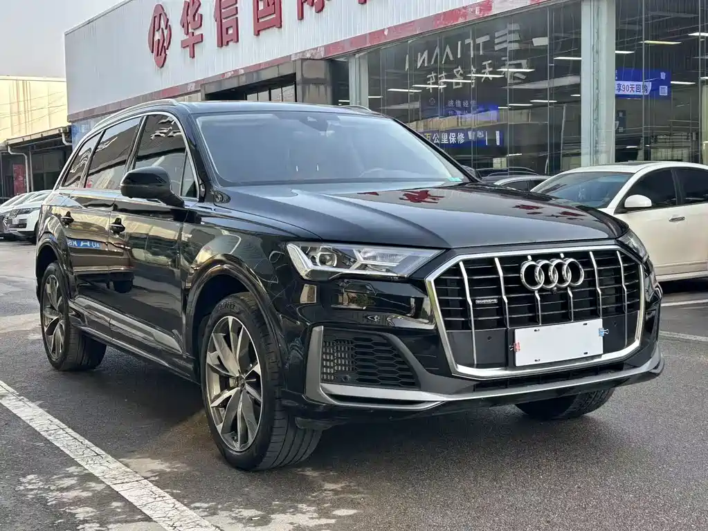 Audi Q7 2023 model 55 TFSI quattro S line sporty