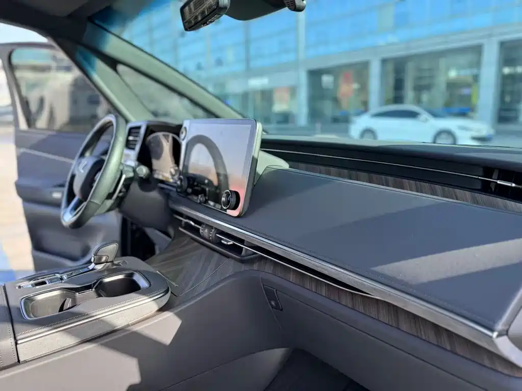 Lexus LM 2023 500h six-seater Premium edition