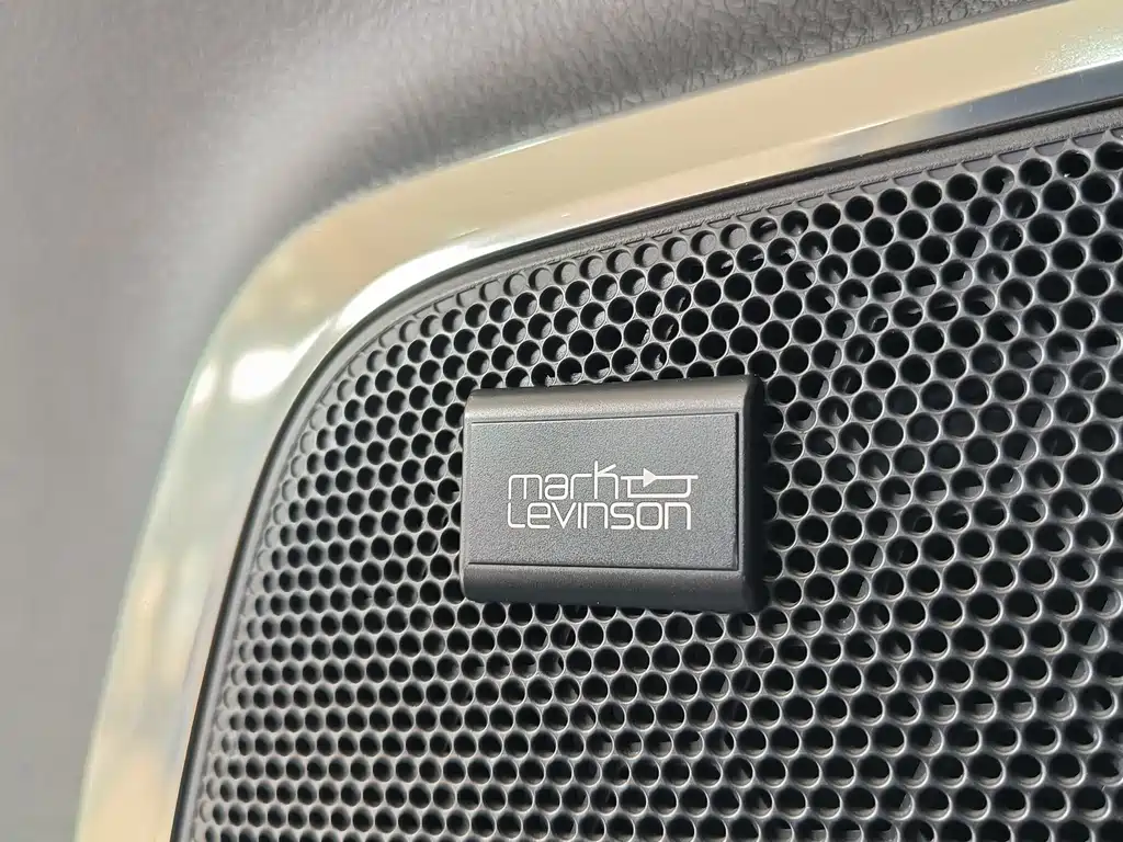 Lexus LM 2020 300h four-seater Royal Edition