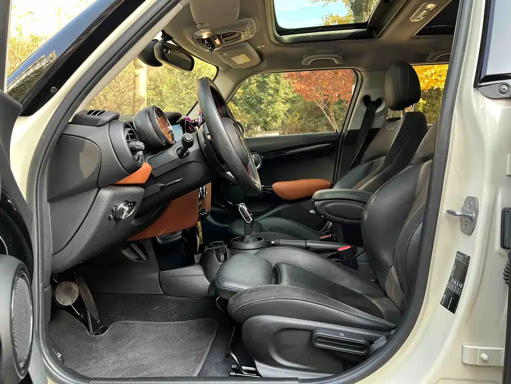 MINI 2019 2.0T COOPER S classic five-door version