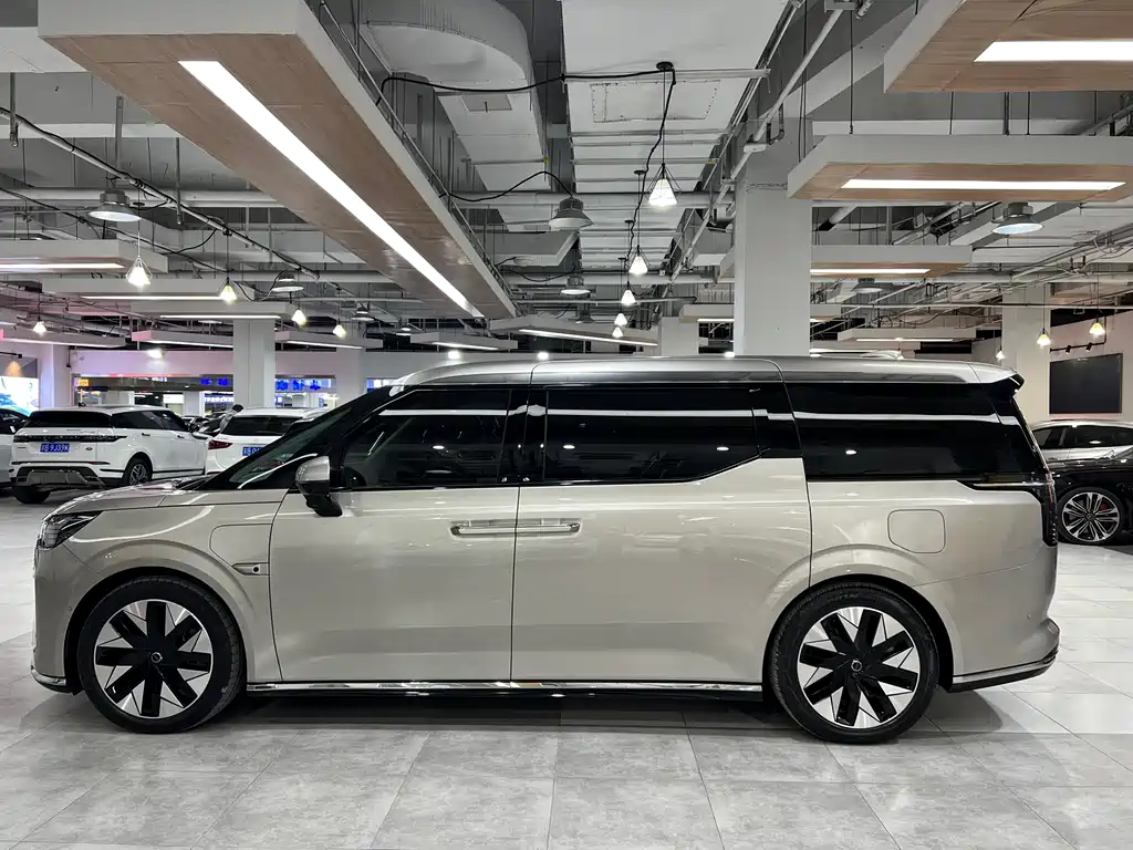 Volvo EM90 2025 Ultra six-seater