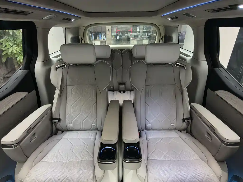 Volvo EM90 2025 Ultra six-seater