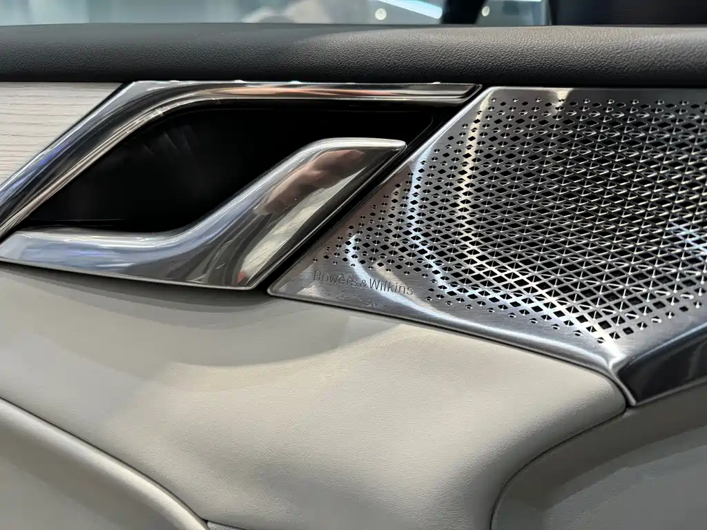 Volvo EM90 2025 Ultra six-seater