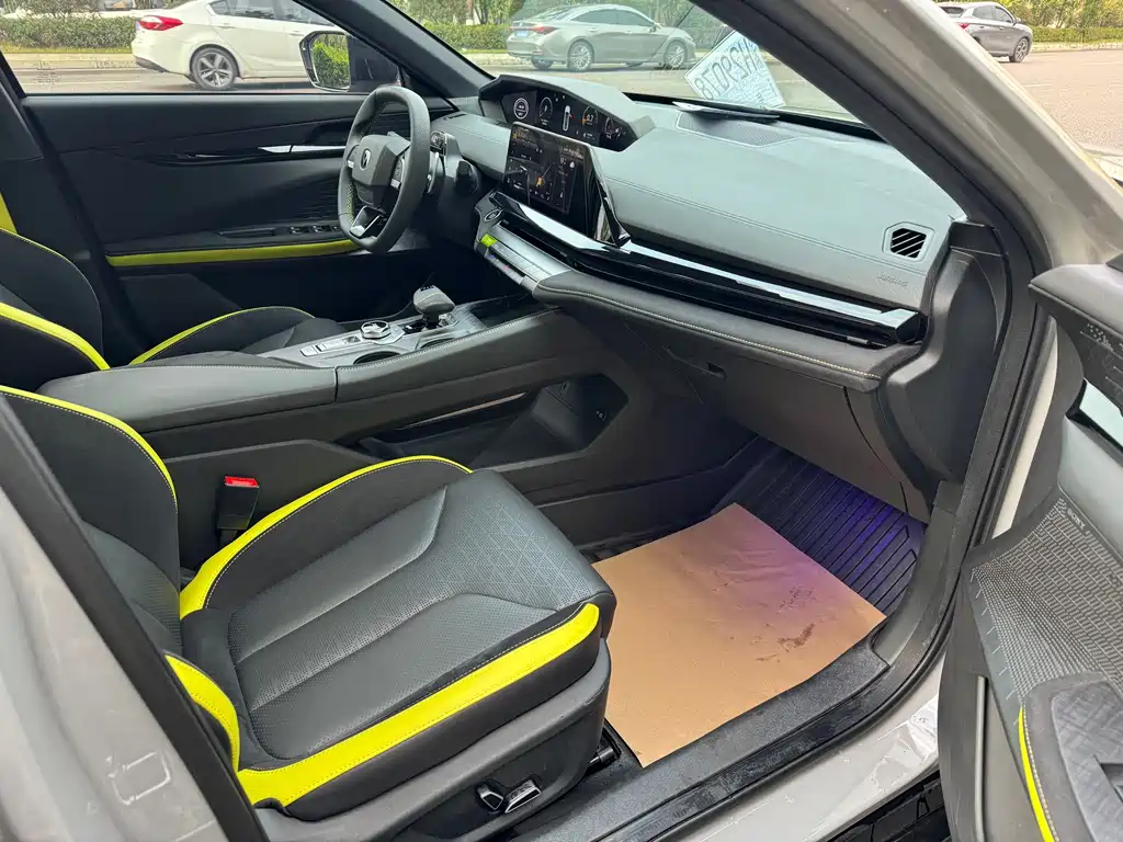 Changan UNI-V 2023 2.0T Collar Speed Version