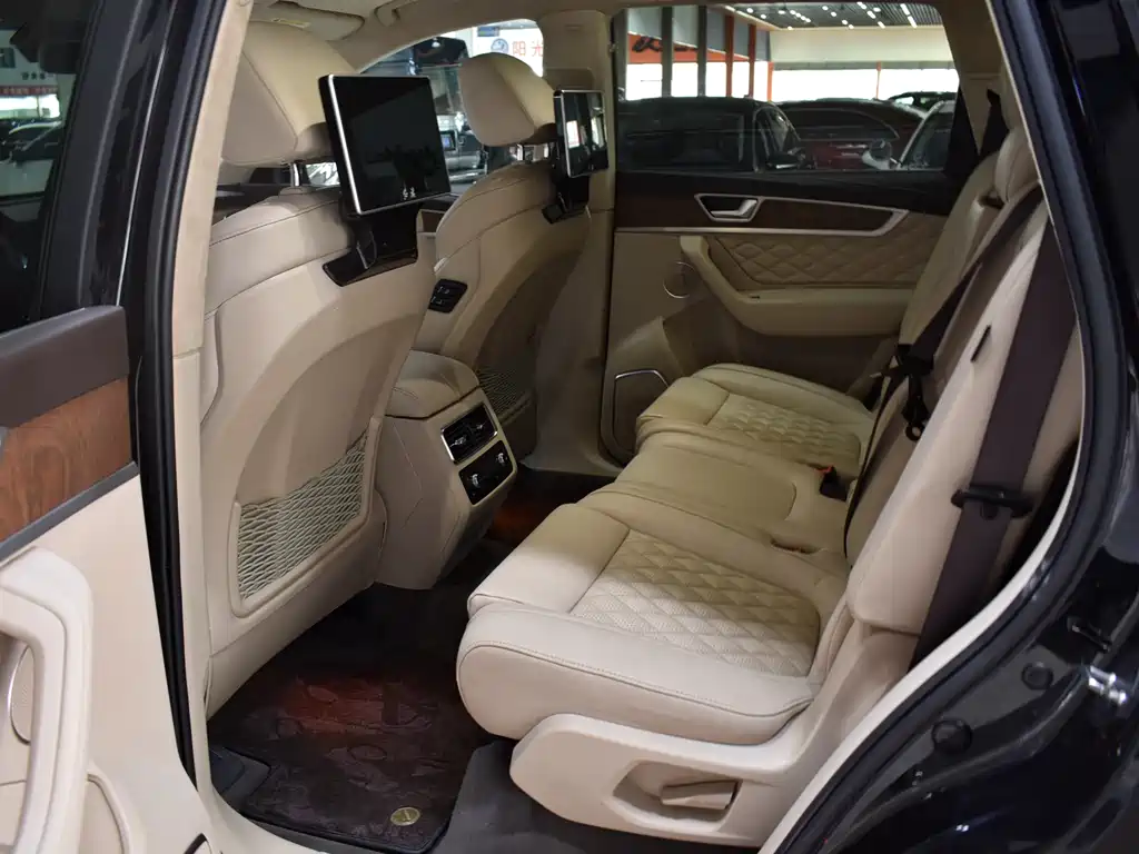 Hongqi HS7 2019 3.0T automatic four-wheel drive Zhilian flag collar version