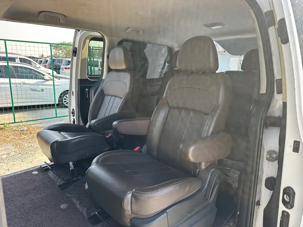Lingzhi PLUS 2021 2.0L manual Luxury 7-seater