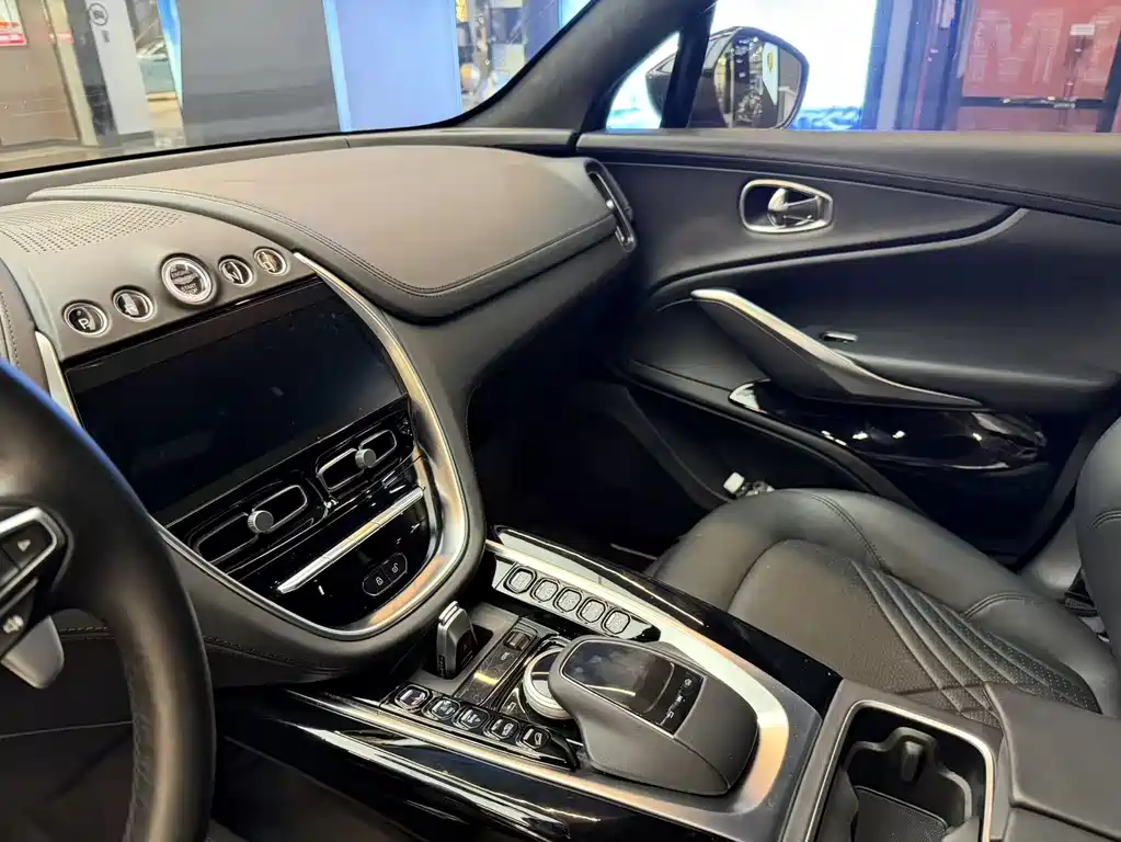 Aston Martin DBX 2022 model 3.0T STRAIGHT-SIX