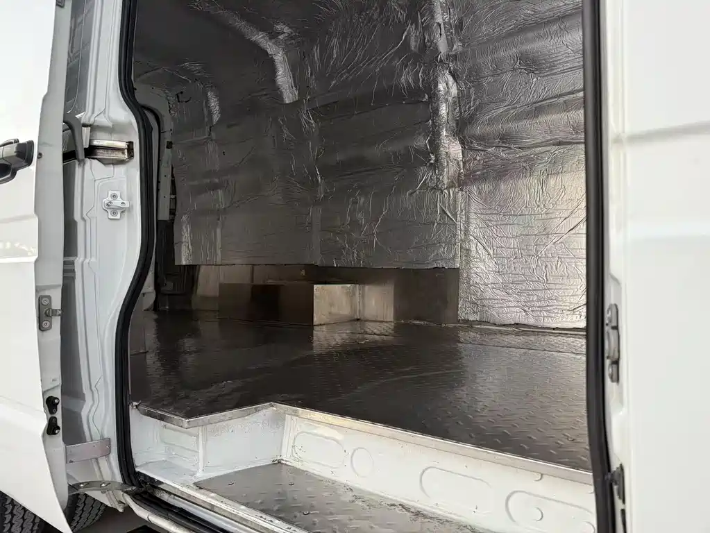 Iveco proud 2023 2.5T V40 van transporter long axle mid-top double tire side sliding door 2-3 seats