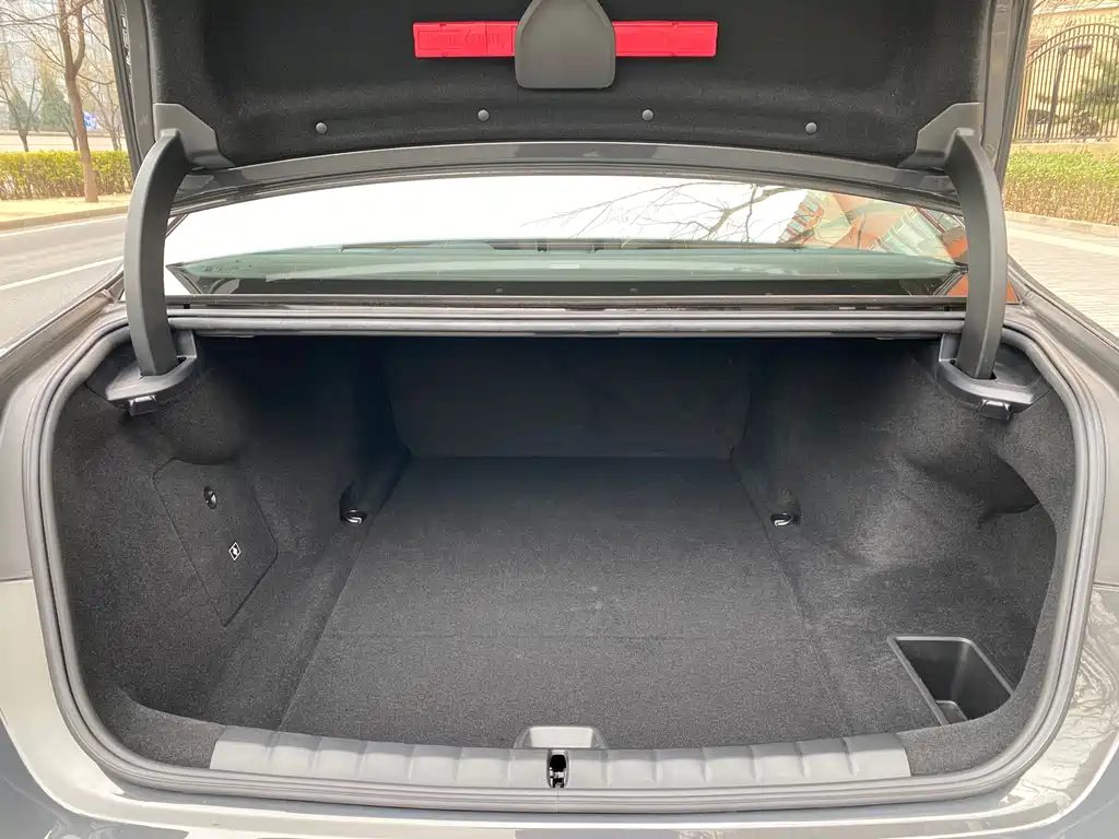 BMW i7 2023 eDrive50L leading M sports suit