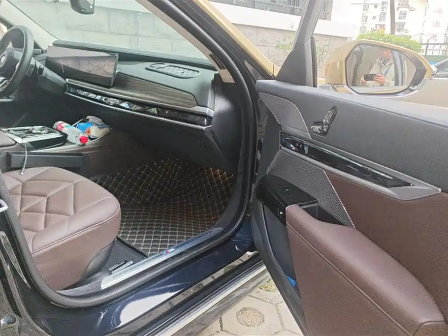 BMW i7 2023 eDrive50L leading M sports suit