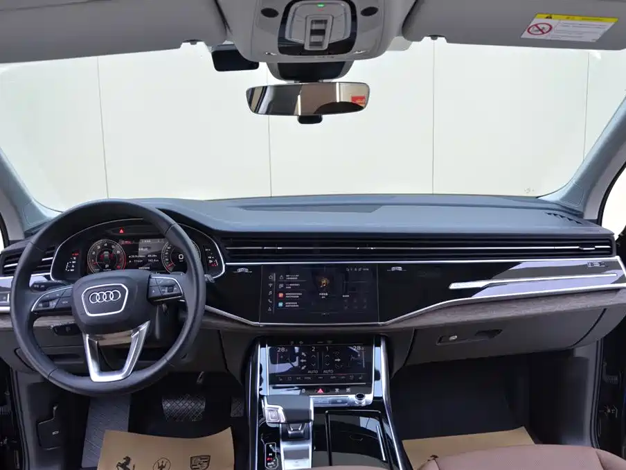 Audi Q7 2023 model 55 TFSI quattro S line sporty