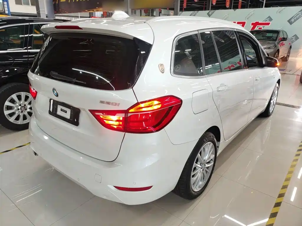 BMW 2 Series multifunctional Station wagon 2019 220i leading model