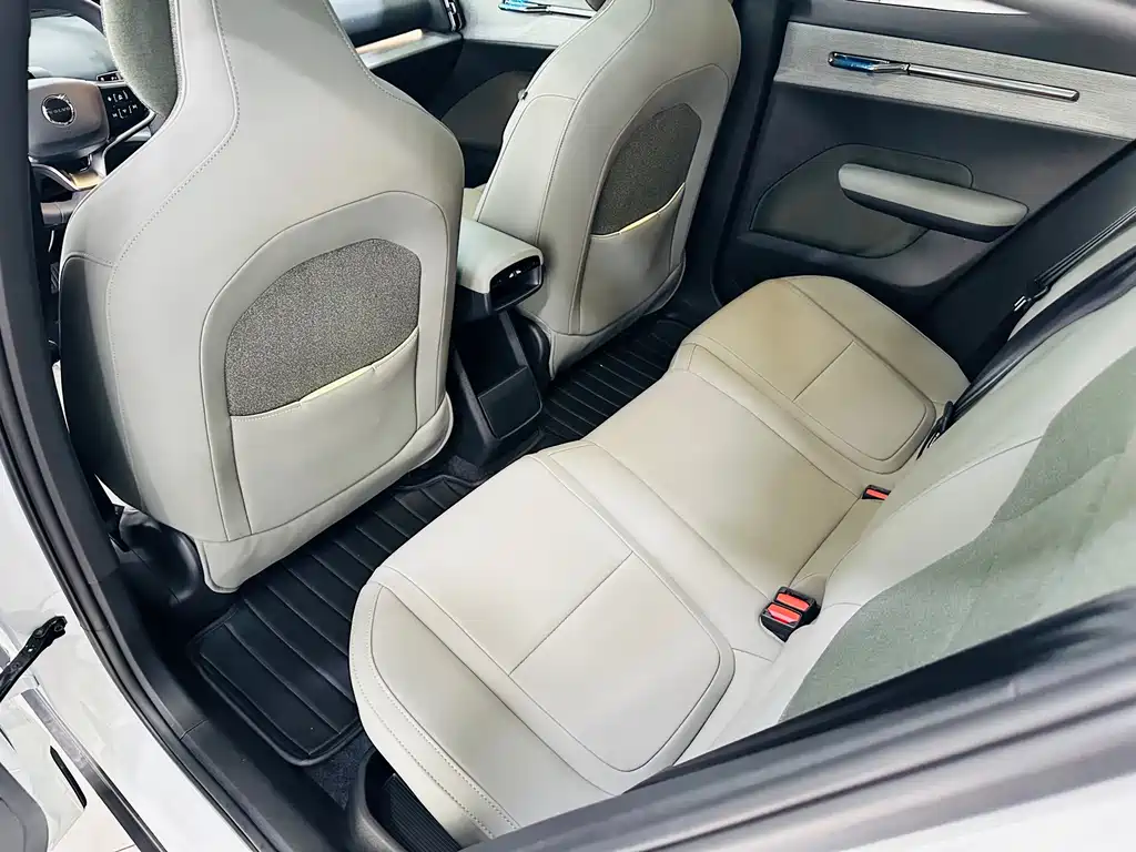 Volvo EX30 2025 rear drive long battery life Version Plus