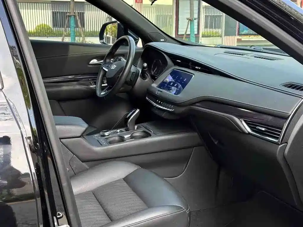 Cadillac XT4 2021 28T two-wheel drive luxury