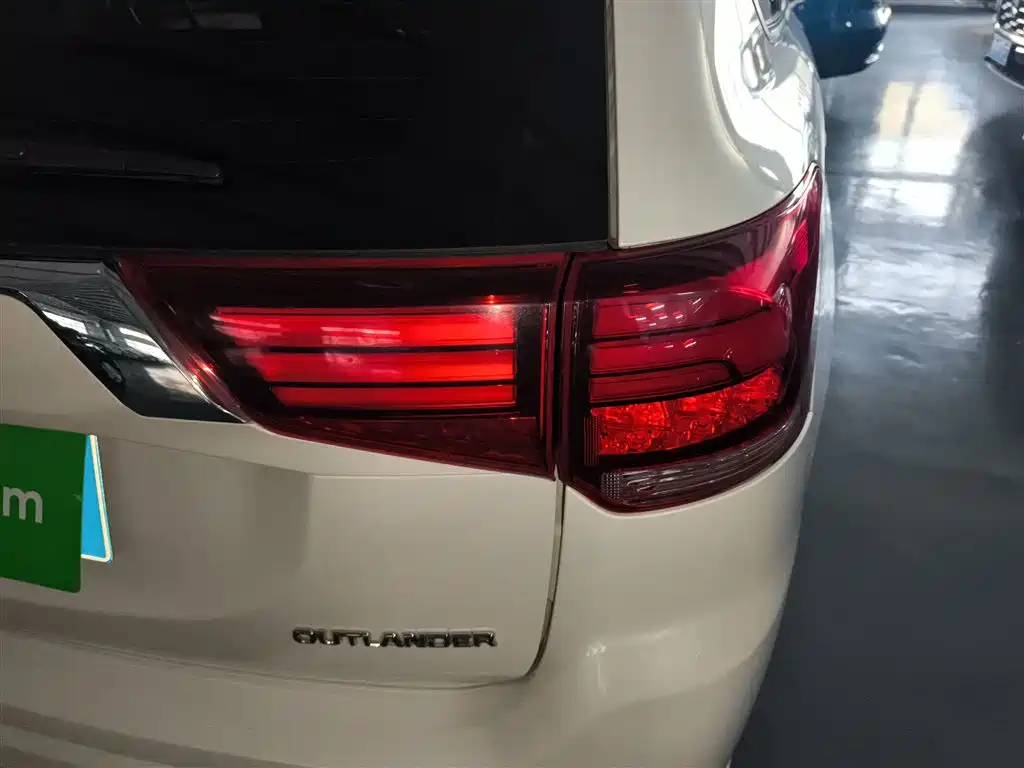 Outlander 2021 facelift 2.0L two-wheel drive version 5 seats