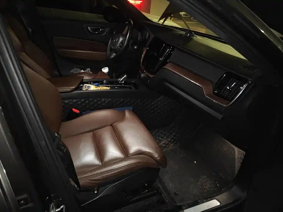 Volvo XC60 2022 B5 four-wheel drive Zhiyuan Deluxe Edition