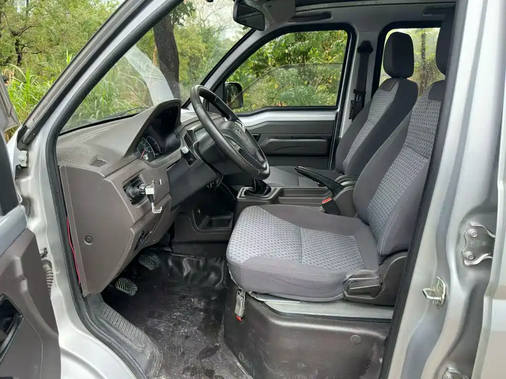 Wuling Rongguang New card 2021 1.5L car going to the countryside version LV0 extended double row L3C