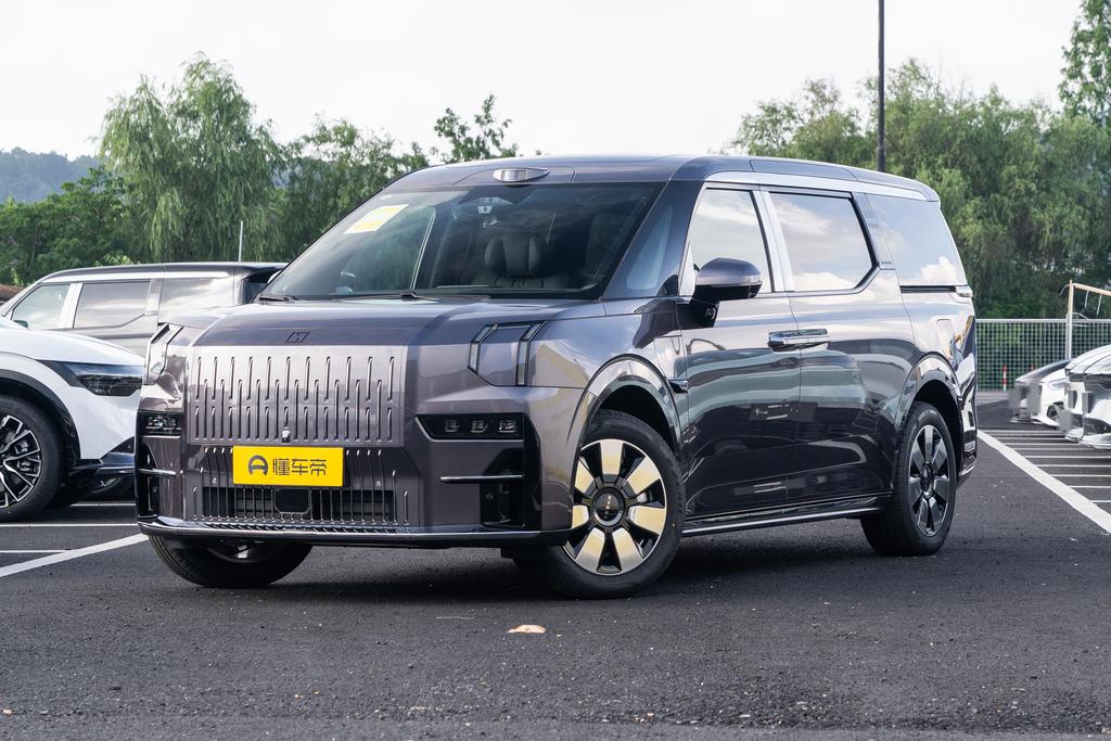 Six-seater executive edition four-wheel drive 108kWh