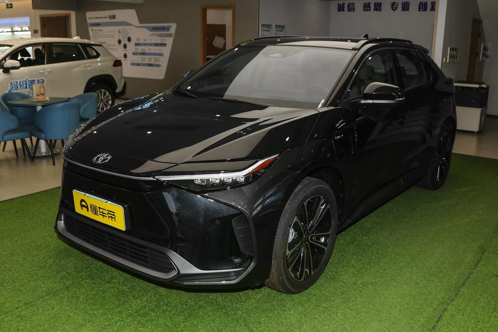 Four-wheel drive 560 MAX version