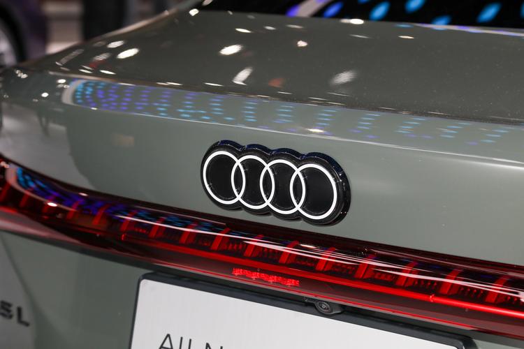 Фото машины 300