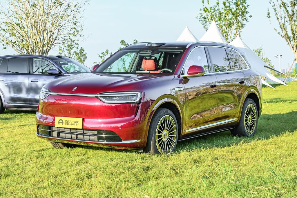 Extended range Ultra six-seater four-wheel drive version