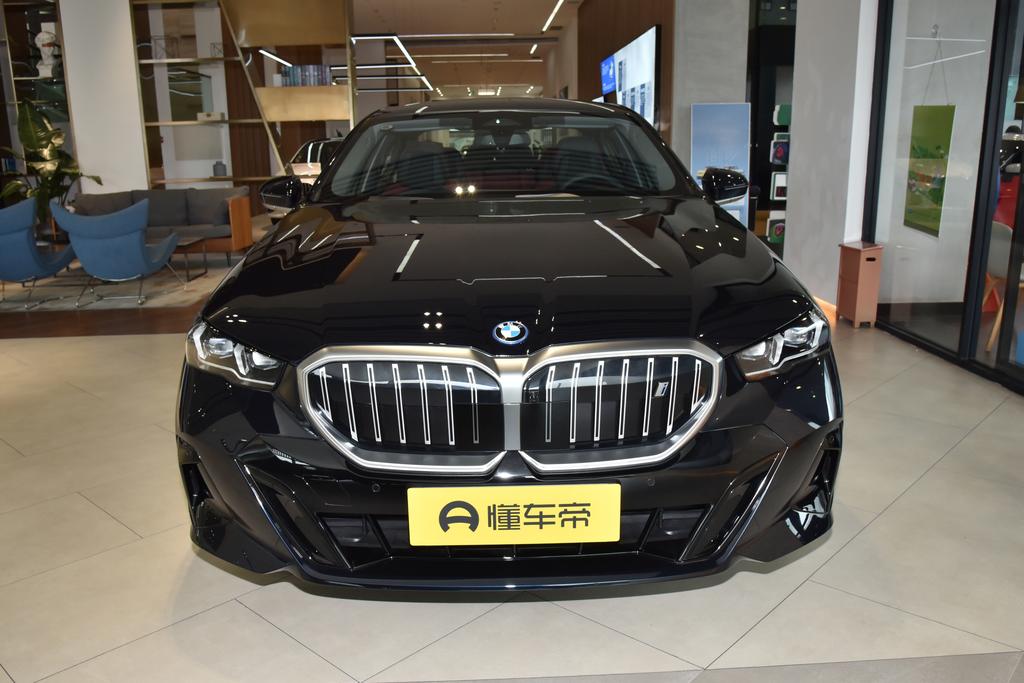 Facelift eDrive40L M sports suit