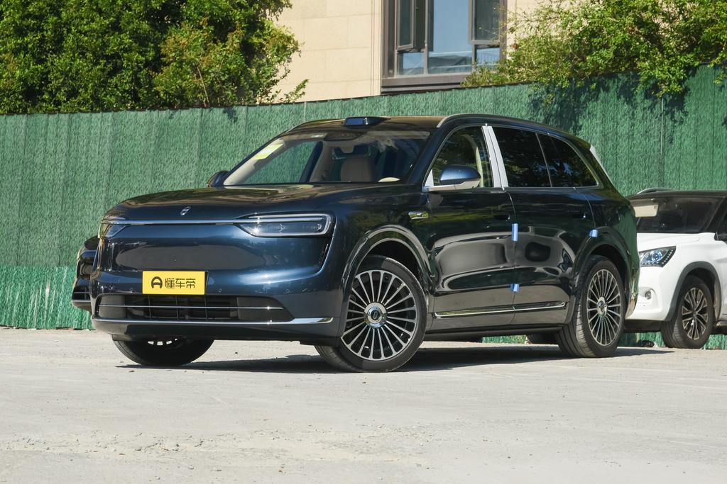 Extended range Max five-seater four-wheel drive version