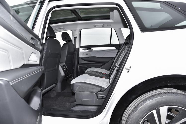 Фото машины 208