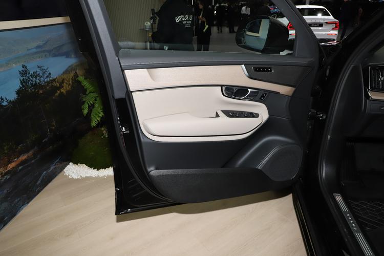 Фото машины 208