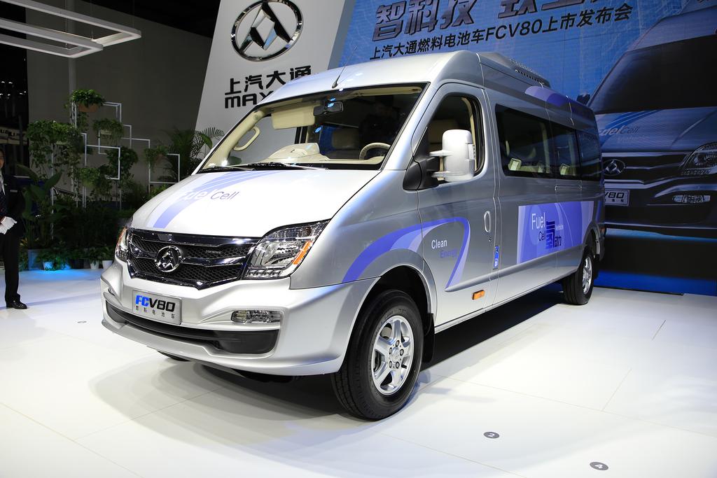 Fuel cell bus with extended axle, 10-14 seats in the top