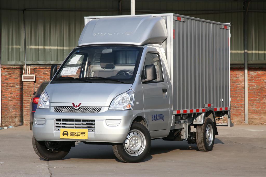 Single-row single-layer container truck with non-side door opening