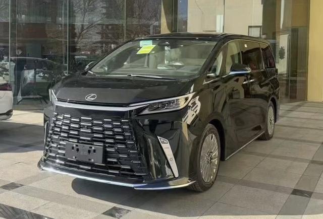 Lexus LM 2023 500h DIRECT4 four-seater Royal Edition