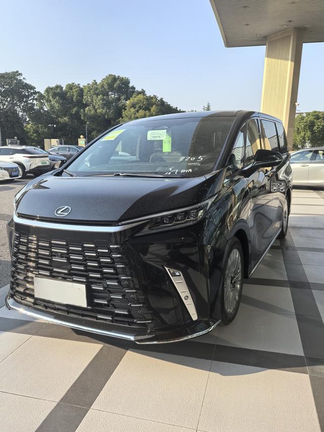 Lexus LM 2023 500h DIRECT4 four-seater Royal Edition