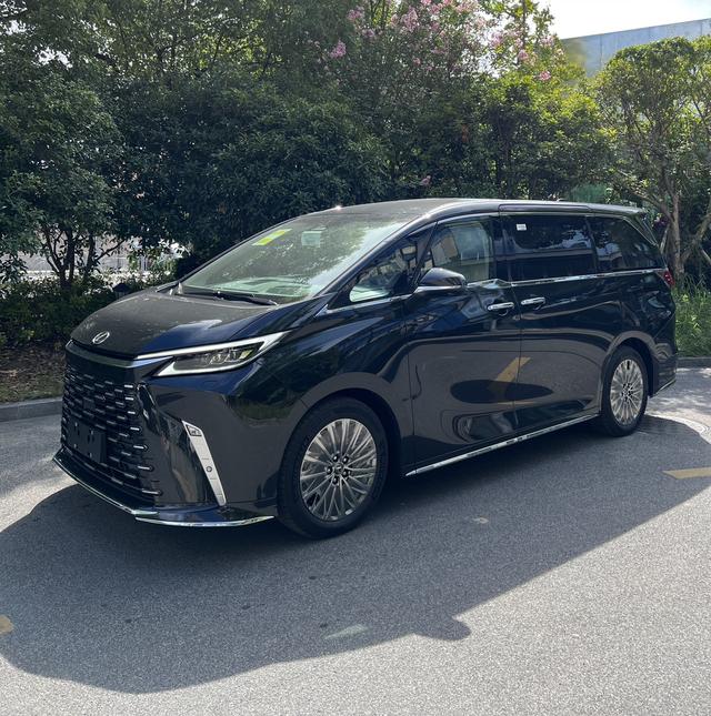 Lexus LM 2023 500h DIRECT4 four-seater Royal Edition