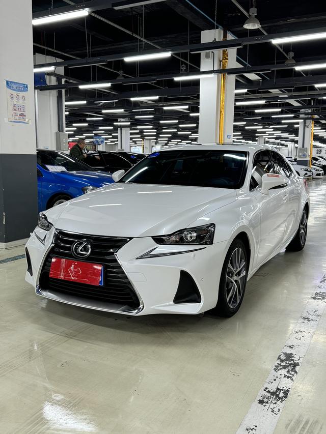 Lexus IS 2017 300 Leader