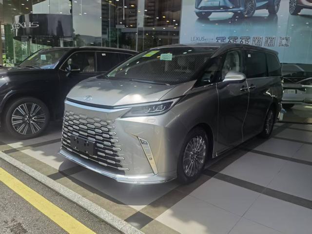 Lexus LM 2023 500h DIRECT4 Six-Seat Premium