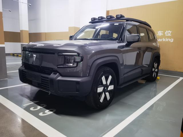 Dark blue G318 2024 four-wheel drive air suspension version