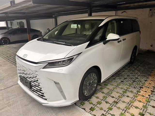 Lexus LM 2023 500h DIRECT4 four-seater Royal Edition