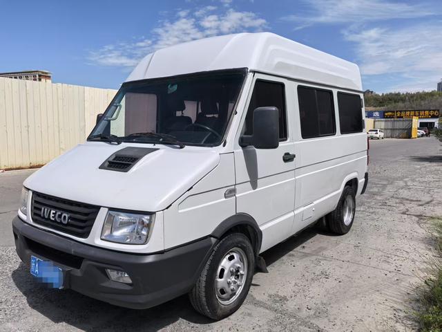 Iveco proud 2021 2.5T A35 M1 bus 5-9 seat short axle mid-top double tire manual door