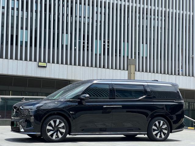 Volvo EM90 2025 Ultra six-seater