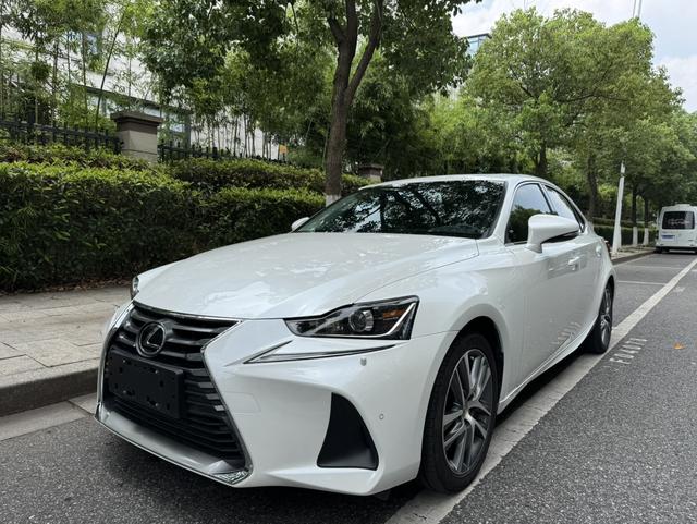 Lexus IS 2017 300 Leader