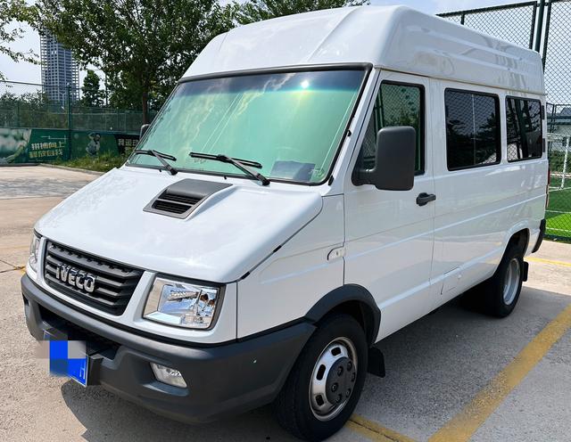 Iveco proud 2021 2.5T A35 M1 passenger car 5-9 seat short axle mid-top double tire side sliding door