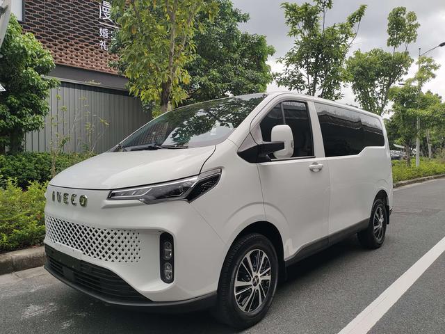 Iveco Juxing 2023 C30 2.0T automatic passenger truck 5-9 seats low-top 110KW Star Road Version