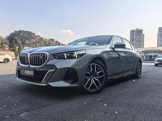 BMW i5 2024 eDrive35L Luxury Set