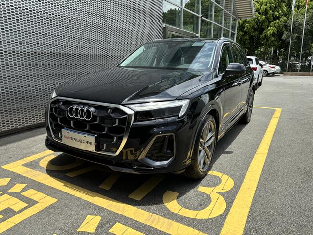 Audi Q7 2024 model 45 TFSI quattro S line sporty