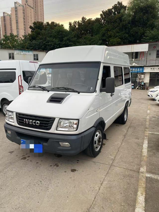 Iveco proud 2020 2.5T A35 bus double tire low-top 5-9 seat national V