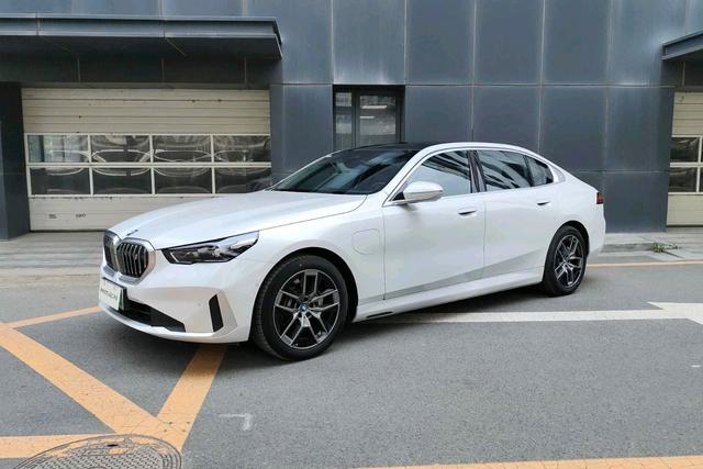 BMW i5 2024 eDrive35L Luxury Set